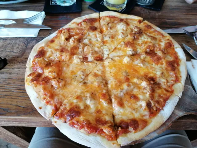 Frankie's Bar and Grill