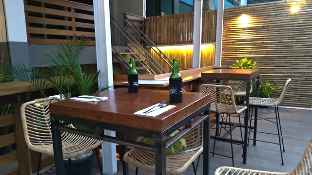 Frankie's Bar and Grill