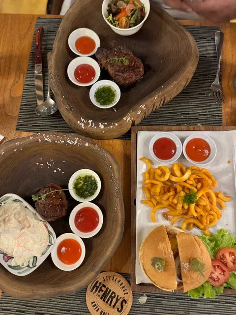 HENRY'S Steakhouse