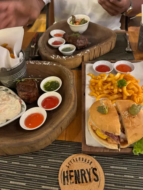 HENRY'S Steakhouse