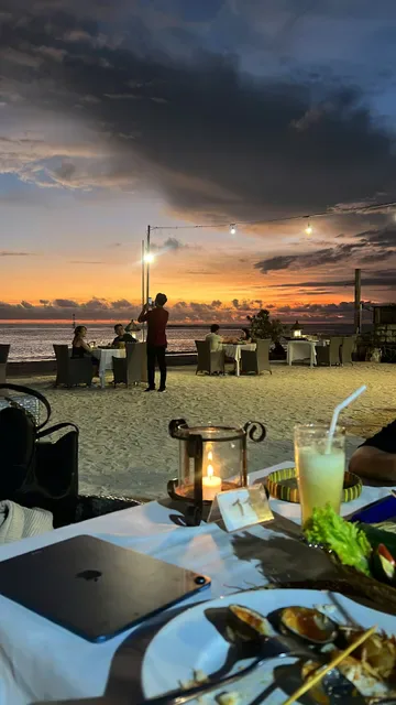 Jaansan Beach House | Restaurant, Bar & Lounge at Kelan Beach