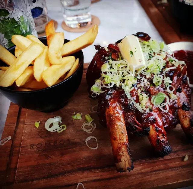 ROMEOS BAR & GRILLERY