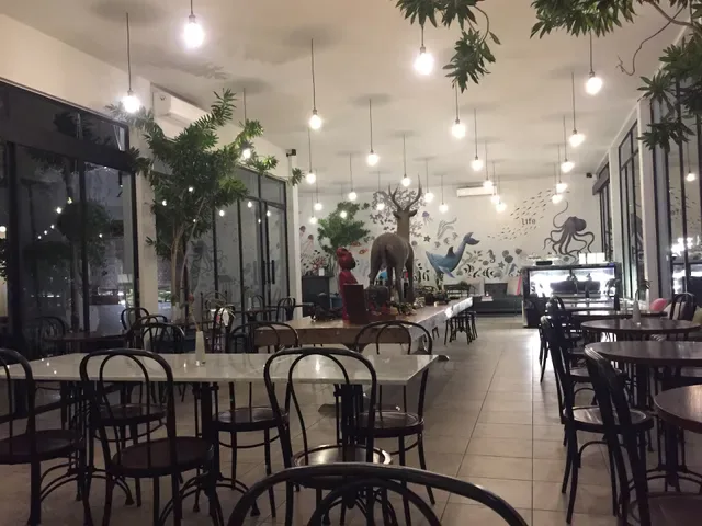 Lovina Life Room & Cafe