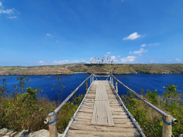 Ceningan Cliffs