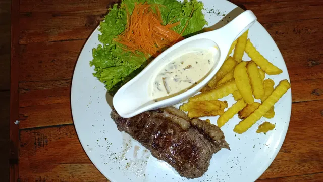 Indi Warung Lembongan Bar & Grill