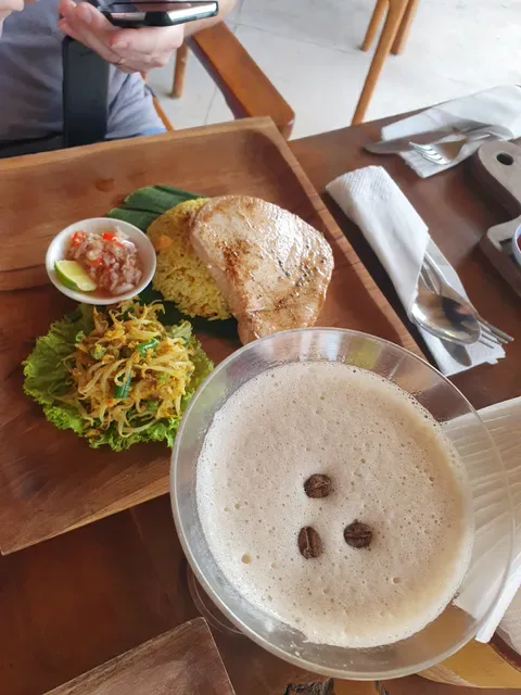 Karana Nusa Lembongan, Pool - Bar - Dining