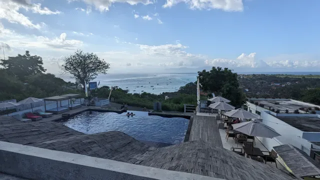 Karana Nusa Lembongan, Pool - Bar - Dining