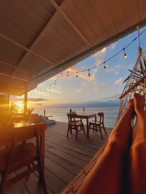 Lunak Café by The Sea