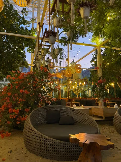 Mambo Beach Restaurant | Beach Bar & Cafe Nusa Penida