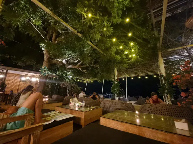 Mambo Beach Restaurant | Beach Bar & Cafe Nusa Penida