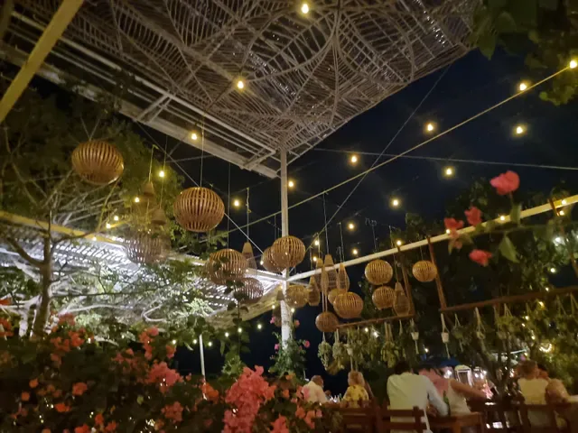 Mambo Beach Restaurant | Beach Bar & Cafe Nusa Penida