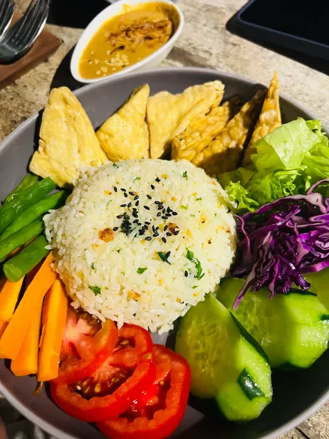 Red Pomelo Bar & Restaurant