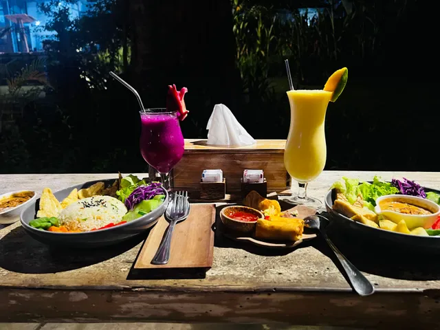 Red Pomelo Bar & Restaurant