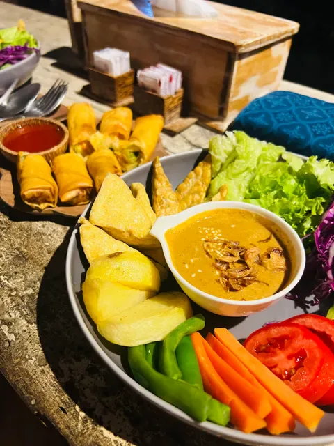 Red Pomelo Bar & Restaurant