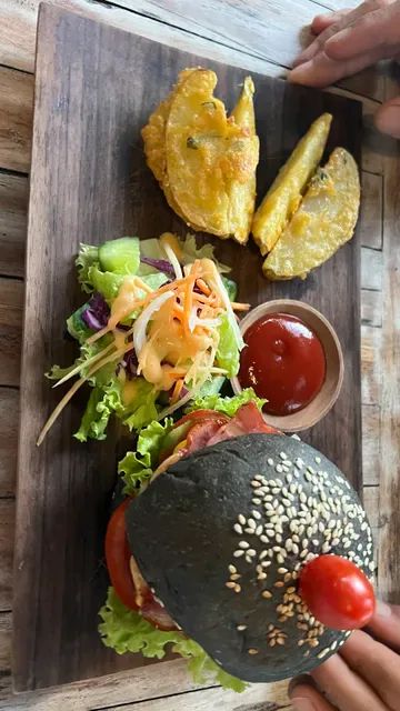 Red Pomelo Bar & Restaurant
