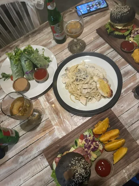 Red Pomelo Bar & Restaurant