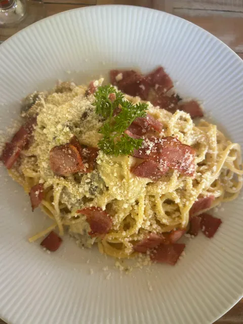Red Pomelo Bar & Restaurant