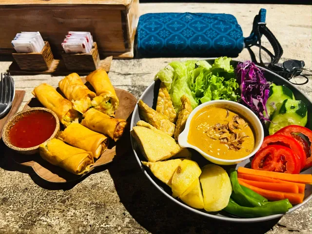 Red Pomelo Bar & Restaurant