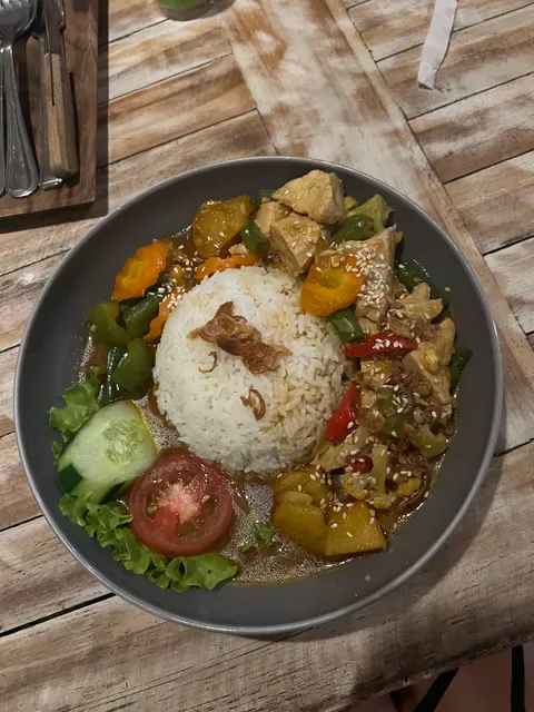 Red Pomelo Bar & Restaurant
