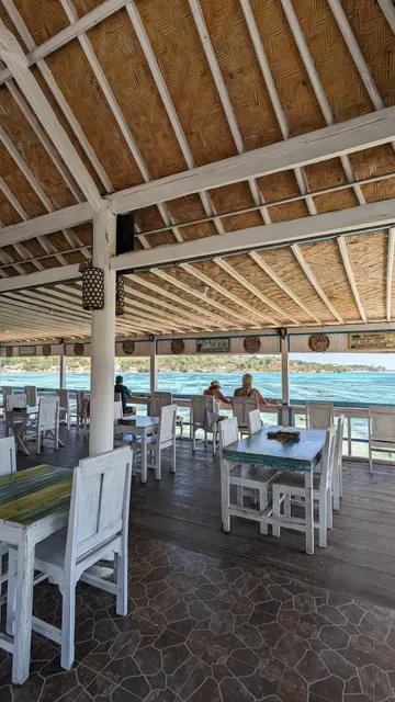 TAWE beach bar & grill