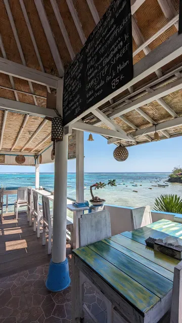 TAWE beach bar & grill
