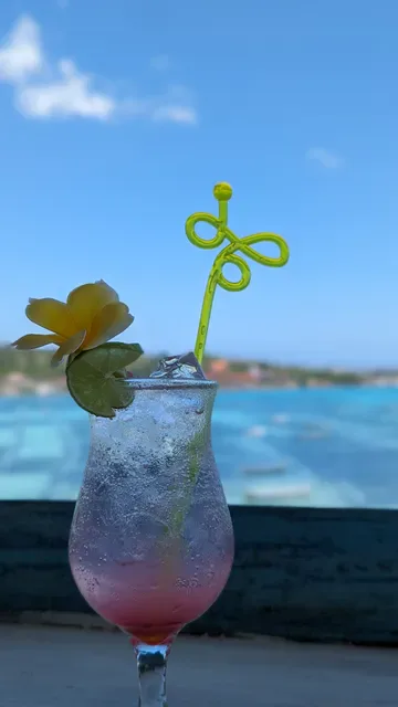 TAWE beach bar & grill