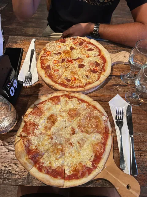 Warung Pizzeria & Steakhouse