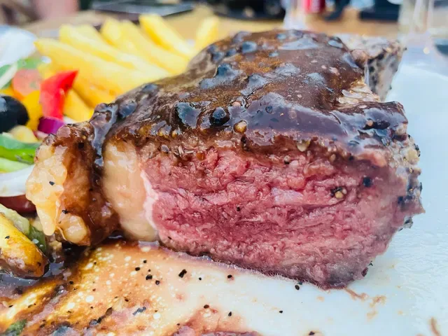 Warung Pizzeria & Steakhouse