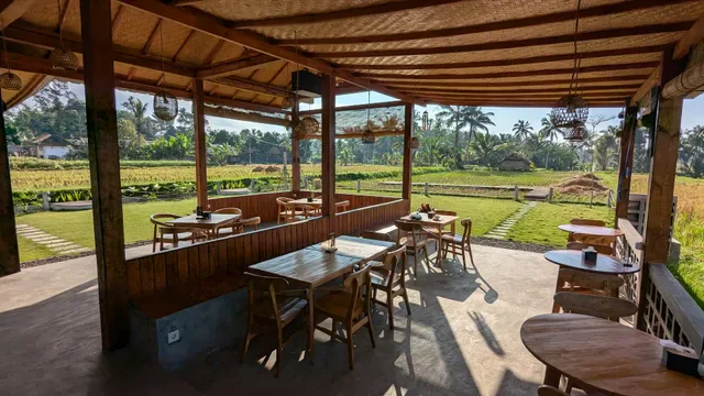 Famo Cafe Kayu Putih