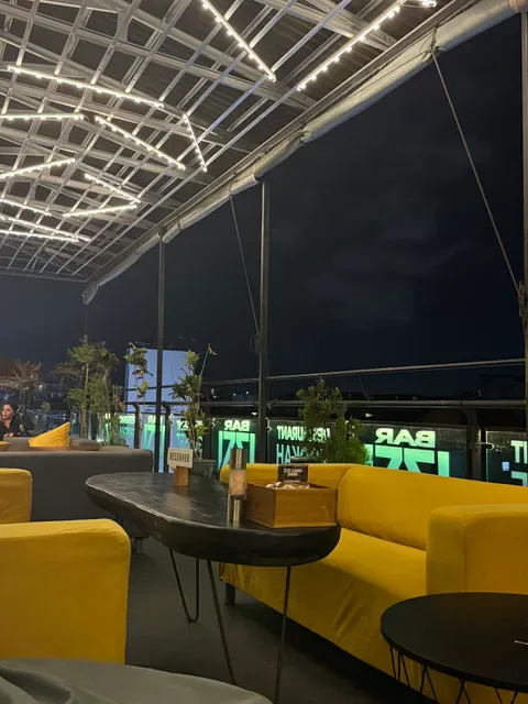 IZZI ROOFTOP LOUNGE & RESTAURANT & BAR & SHISHA