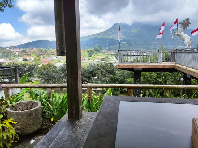 Tepi Buyan (Babi Genyol & Ayam Betutu)