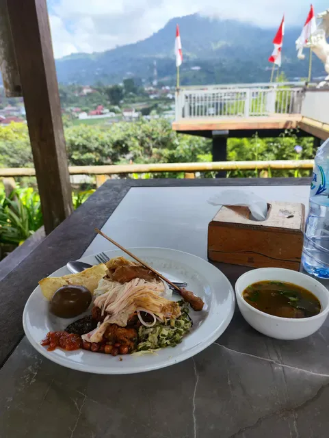 Tepi Buyan (Babi Genyol & Ayam Betutu)