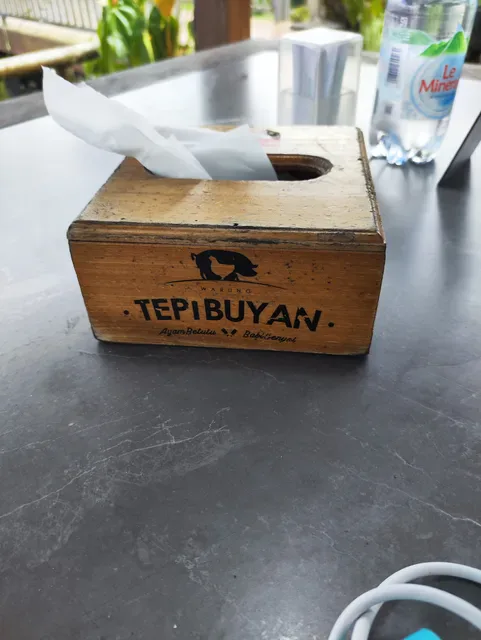 Tepi Buyan (Babi Genyol & Ayam Betutu)