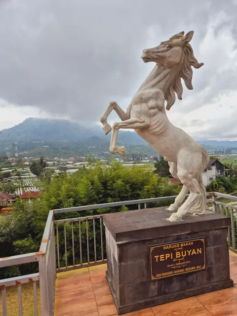 Tepi Buyan (Babi Genyol & Ayam Betutu)