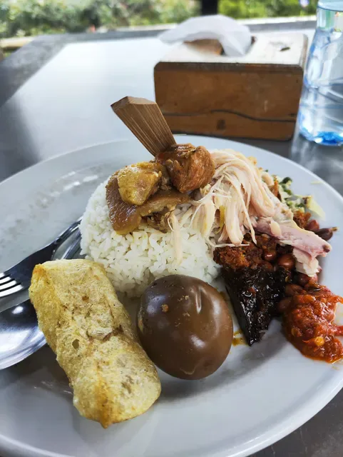 Tepi Buyan (Babi Genyol & Ayam Betutu)