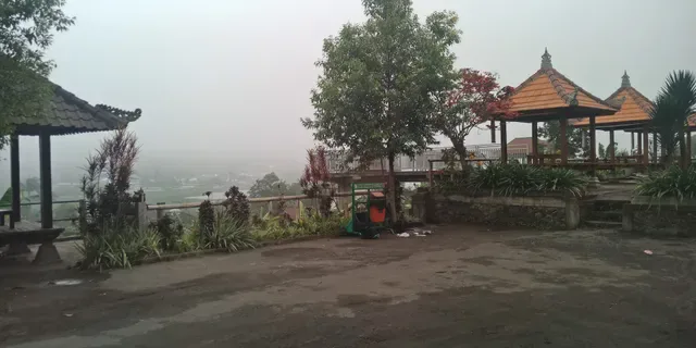 Tepi Buyan (Babi Genyol & Ayam Betutu)