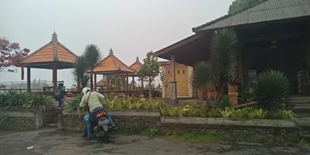 Tepi Buyan (Babi Genyol & Ayam Betutu)