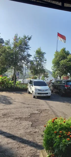 Tepi Buyan (Babi Genyol & Ayam Betutu)