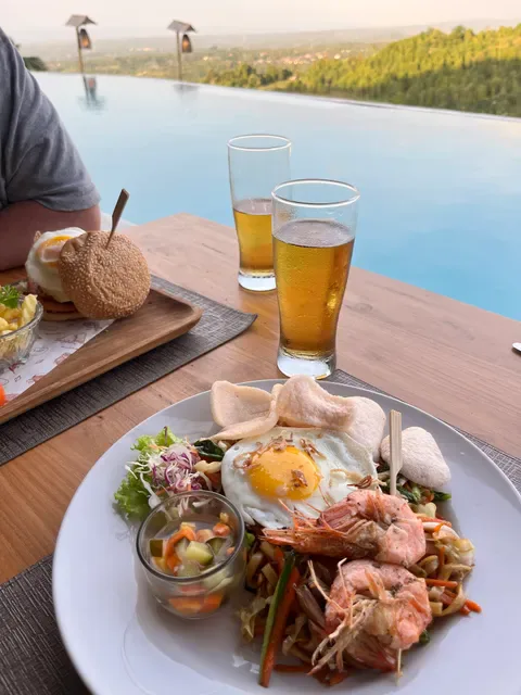 TopVibes Pool & Eatery