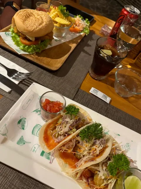 TopVibes Pool & Eatery