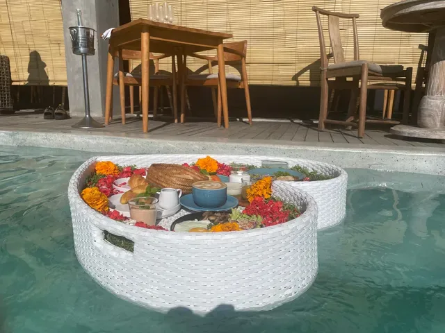 TopVibes Pool & Eatery
