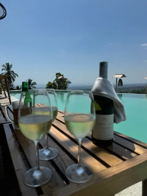 TopVibes Pool & Eatery