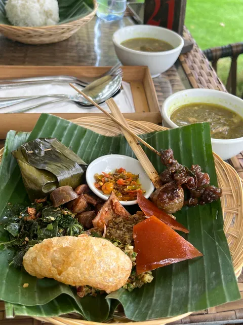 Ocin Babi Guling dan Samsam