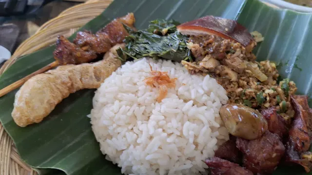 Ocin Babi Guling dan Samsam