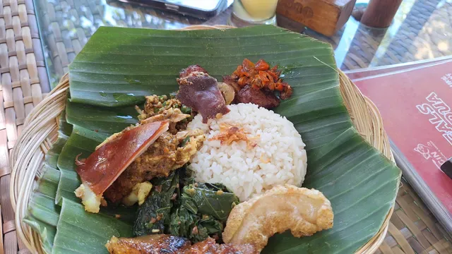 Ocin Babi Guling dan Samsam