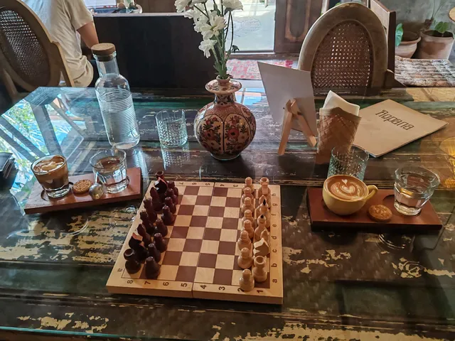 Ropana Coffee shop and Restaurant Bar