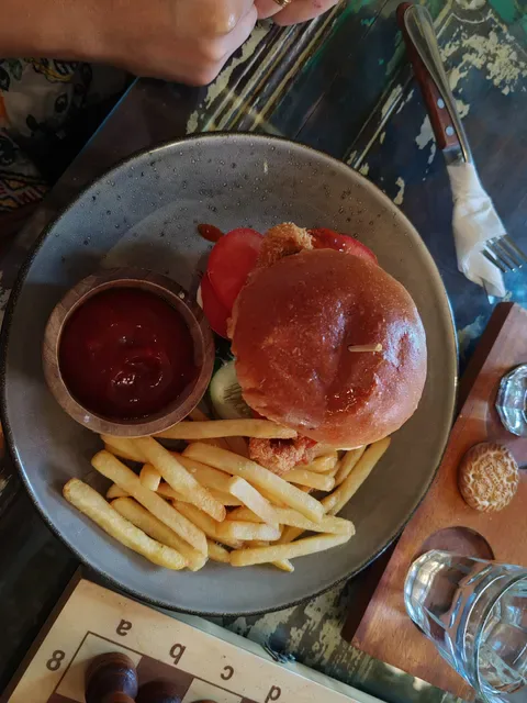 Ropana Coffee shop and Restaurant Bar