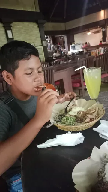 Warung Babi Guling Ibu Oka 3