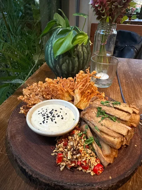 Earth House | Restaurant | Wine Bar