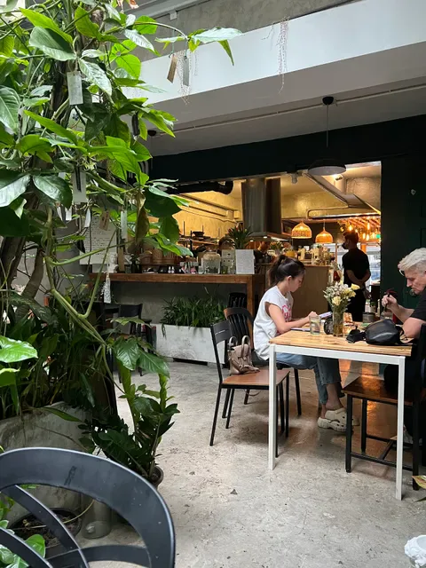 Earth House | Restaurant | Wine Bar